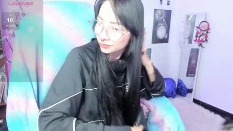 Snapshot of moonlady_ chatting on 12-15-25, 02:49 MOON online show from 12-15-25, 02:49