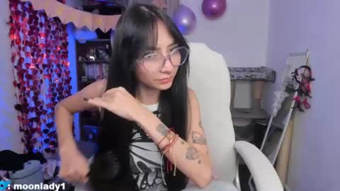 Snapshot of moonlady_ chatting on 06-19-26, 03:44 MOON online show from 06-19-26, 03:44