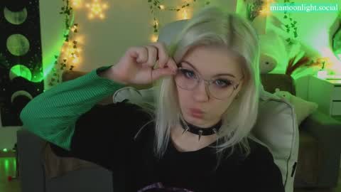 Mia   online show from 01-22-25, 04:33