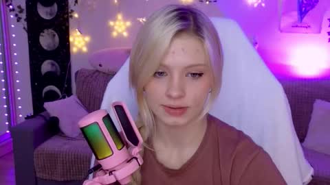 Mia   online show from 10-14-25, 05:25