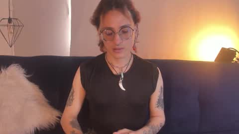 Snapshot of moonn_fox chatting on 09-30-25, 09:42 Moon online show from 09-30-25, 09:42