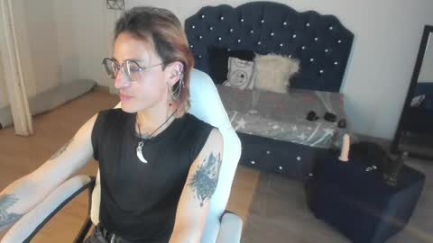 Snapshot of moonn_fox chatting on 10-06-25, 08:06 Moon online show from 10-06-25, 08:06