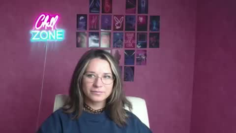 Snapshot of moonsusanna chatting on 11-29-25, 07:00 Susanna online show from 11-29-25, 07:00