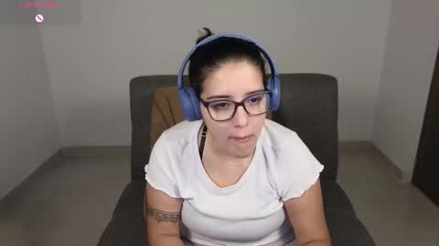 Snapshot of moonwoman_ chatting on 10-10-25, 01:26 Moon Woman online show from 10-10-25, 01:26