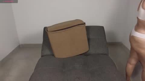 Snapshot of moonwoman_ chatting on 10-19-25, 03:40 Moon Woman online show from 10-19-25, 03:40