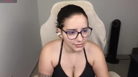 Snapshot of moonwoman_ chatting on 11-20-25, 05:01 Moon Woman online show from 11-20-25, 05:01