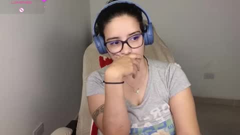 Snapshot of moonwoman_ chatting on 12-03-25, 04:53 Moon Woman online show from 12-03-25, 04:53