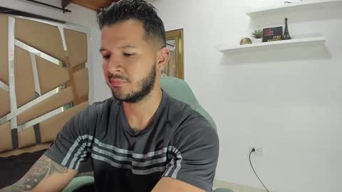 Snapshot of mr_mikee_ chatting on 02-15-25, 03:09 MIKEE online show from 02-15-25, 03:09