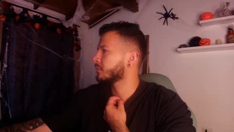 Snapshot of mr_mikee_ chatting on 10-31-25, 03:07 MIKEE online show from 10-31-25, 03:07