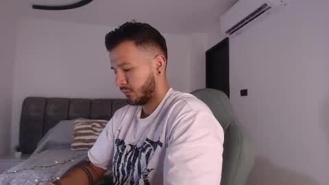 Snapshot of mr_mikee_ chatting on 11-06-25, 03:07 MIKEE online show from 11-06-25, 03:07