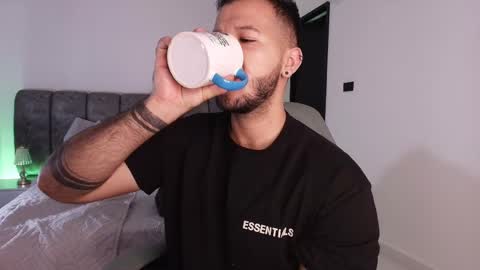 Snapshot of mr_mikee_ chatting on 11-08-25, 03:18 MIKEE online show from 11-08-25, 03:18