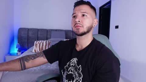 Snapshot of mr_mikee_ chatting on 11-11-25, 03:06 MIKEE online show from 11-11-25, 03:06