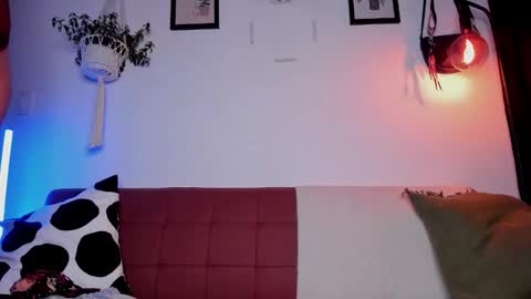 Snapshot of mrbuu_ chatting on 12-17-25, 05:02 Laura online show from 12-17-25, 05:02