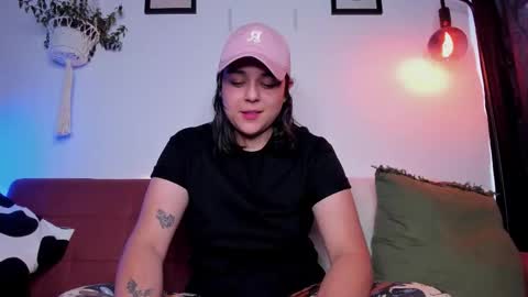 Snapshot of mrbuu_ chatting on 12-18-25, 08:59 Laura online show from 12-18-25, 08:59