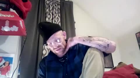 Snapshot of mrmagillacutty chatting on 12-20-24, 03:25 Jacob Matthew online show from 12-20-24, 03:25