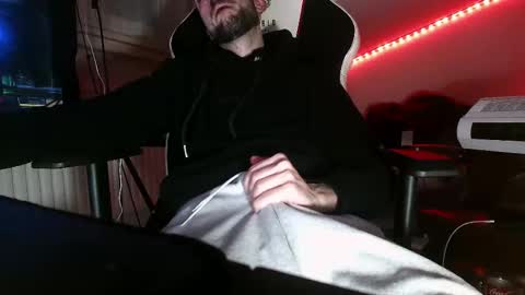 Snapshot of mrrogu3 chatting on 12-04-25, 01:04 MrRogue online show from 12-04-25, 01:04