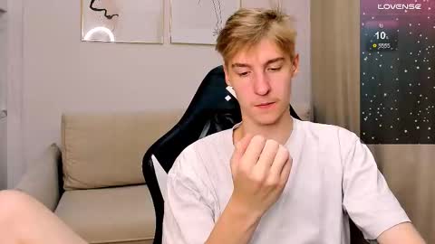 Snapshot of mrsexycum4u chatting on 11-04-25, 01:21 Adam online show from 11-04-25, 01:21