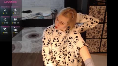 Snapshot of mrsluck chatting on 02-22-25, 10:09 Sasha online show from 02-22-25, 10:09