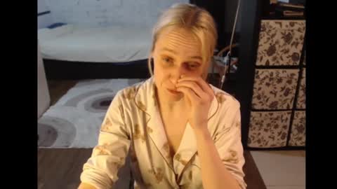 Snapshot of mrsluck chatting on 03-09-25, 06:11 Sasha online show from 03-09-25, 06:11