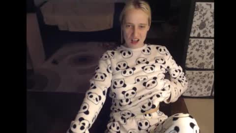 Snapshot of mrsluck chatting on 09-14-25, 11:37 Sasha online show from 09-14-25, 11:37