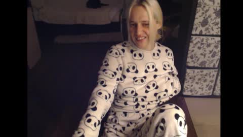 Snapshot of mrsluck chatting on 09-16-25, 02:45 Sasha online show from 09-16-25, 02:45