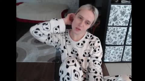 Snapshot of mrsluck chatting on 09-30-25, 08:52 Sasha online show from 09-30-25, 08:52