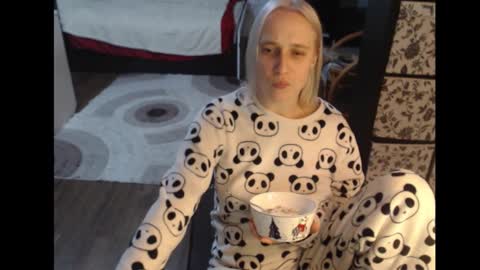 Snapshot of mrsluck chatting on 10-01-25, 05:41 Sasha online show from 10-01-25, 05:41