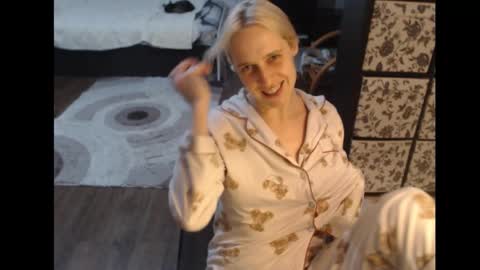 Snapshot of mrsluck chatting on 11-04-25, 01:32 Sasha online show from 11-04-25, 01:32