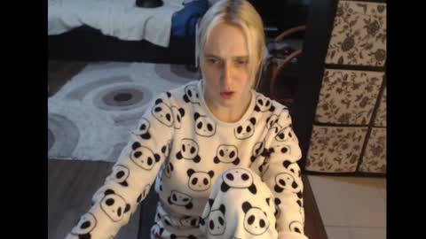 Snapshot of mrsluck chatting on 11-18-25, 06:34 Sasha online show from 11-18-25, 06:34