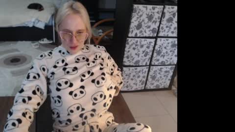 Snapshot of mrsluck chatting on 04-24-26, 04:04 Sasha online show from 04-24-26, 04:04