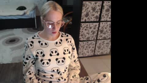 Snapshot of mrsluck chatting on 04-28-26, 02:27 Sasha online show from 04-28-26, 02:27