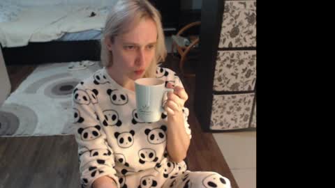 Snapshot of mrsluck chatting on 06-03-26, 01:52 Sasha online show from 06-03-26, 01:52