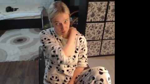 Snapshot of mrsluck chatting on 06-21-26, 04:53 Sasha online show from 06-21-26, 04:53