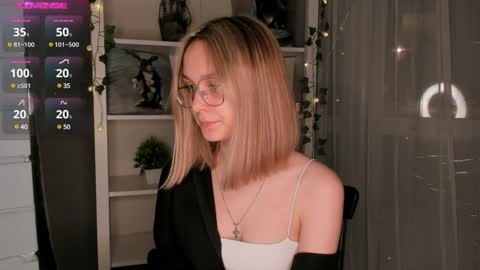 Snapshot of ms_elizabethqueen chatting on 01-18-25, 03:49 Elizabeth online show from 01-18-25, 03:49