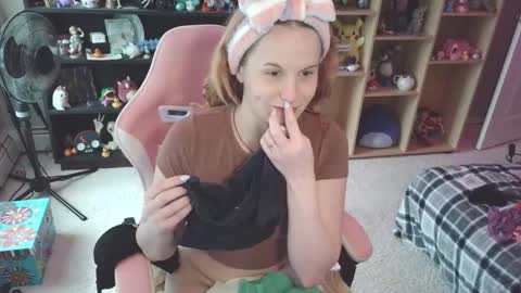 Snapshot of msmallow chatting on 12-17-25, 06:25 Mallow online show from 12-17-25, 06:25