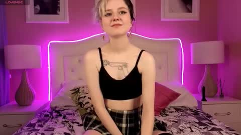 Lina  Help me to reach 100 thumbs up  online show from 11-23-25, 01:22