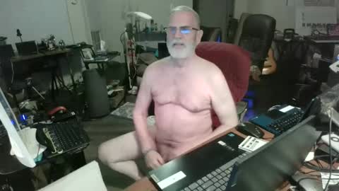 Snapshot of mt2much chatting on 12-17-25, 01:00 mt2much online show from 12-17-25, 01:00