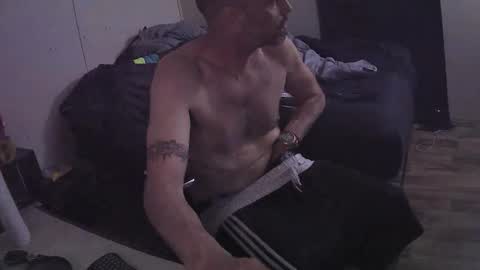 Snapshot of muffdiver718 chatting on 05-14-26, 01:56 Muffdiver online show from 05-14-26, 01:56