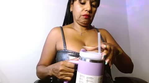 Snapshot of muladefuego chatting on 11-12-25, 12:27 yuli online show from 11-12-25, 12:27