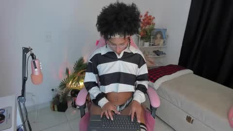 Snapshot of mulata_ch chatting on 02-19-26, 01:23 HEY GUYS IF YOU LIKE SEXY SHOW YOU ARE IN THE CORRECT PLACE CU WENESDAY PVT OPEN TRANSMISSION TIME 5 PM - 10 PM COLOMBIA online show from 02-19-26, 01:23