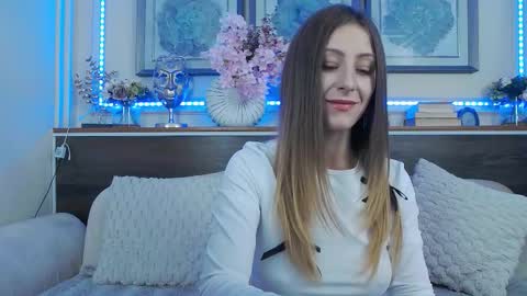 Luna  online show from 09-18-25, 07:05