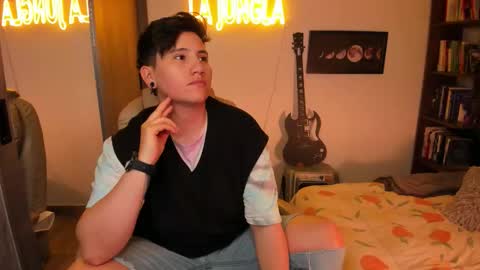 Snapshot of musicayluna chatting on 10-24-25, 02:30 VALENTINA Luna online show from 10-24-25, 02:30