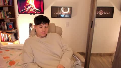 Snapshot of musicayluna chatting on 12-18-25, 02:39 VALENTINA Luna online show from 12-18-25, 02:39