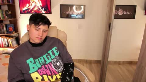 Snapshot of musicayluna chatting on 12-19-25, 03:46 VALENTINA Luna online show from 12-19-25, 03:46