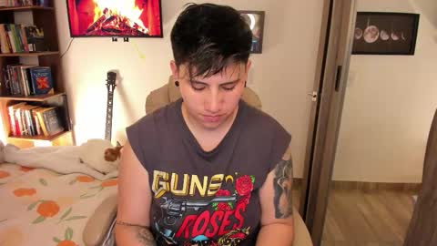 Snapshot of musicayluna chatting on 12-20-25, 02:29 VALENTINA Luna online show from 12-20-25, 02:29