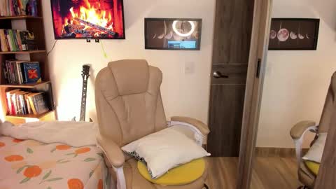 Snapshot of musicayluna chatting on 12-21-25, 05:36 VALENTINA Luna online show from 12-21-25, 05:36