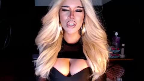 Snapshot of mylovingsofia chatting on 07-12-26, 10:28 GODDESS SOFIA take me private show or passwordshow i cum to you online show from 07-12-26, 10:28
