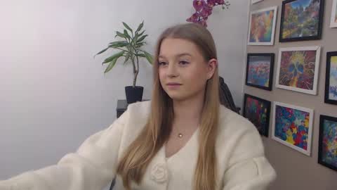 Snapshot of mysteryericax chatting on 01-31-25, 11:56 Erica online show from 01-31-25, 11:56