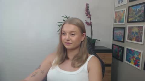 Snapshot of mysteryericax chatting on 09-11-25, 11:21 Erica online show from 09-11-25, 11:21