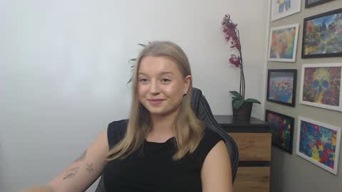 Snapshot of mysteryericax chatting on 09-16-25, 08:15 Erica online show from 09-16-25, 08:15